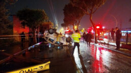 S&uuml;r&uuml;c&uuml;n&uuml;n Kontrol&uuml;n&uuml; Kaybettiği Ara&ccedil;, Aydınlatma Direğine &Ccedil;arpıp Takla Attı