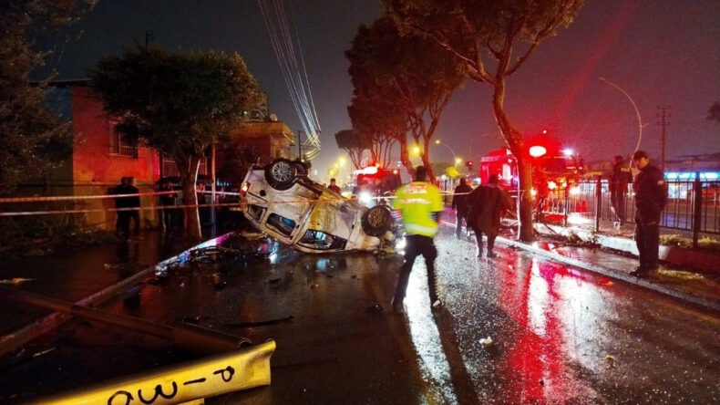 Sürücünün Kontrolünü Kaybettiği Araç, Aydınlatma Direğine Çarpıp Takla Attı