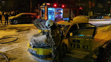 Taksi Alev Alev Yandı: Şof&ouml;r ve 3 Yolcu Son Anda Ka&ccedil;tı