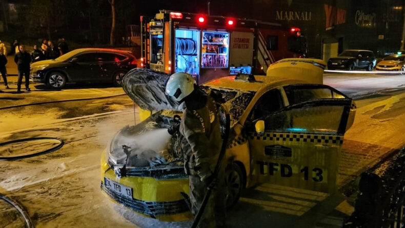 Taksi Alev Alev Yandı: Şof&ouml;r ve 3 Yolcu Son Anda Ka&ccedil;tı