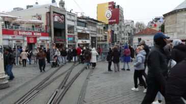 Taksim'de Yılbaşı Hazırlıkları: G&uuml;venlik &Ouml;nlemleri Alındı!