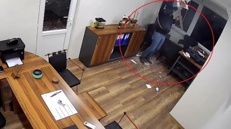 Tavana Bastı, Ofise Düştü