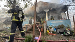 Tek katlı evde &ccedil;ıkan yangında yaralandı