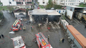 Tır Tamirhanesinde Yangın Meydana Geldi