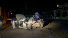 Tıra Arkadan &Ccedil;arpan Otomobil Hurdaya D&ouml;nd&uuml;: Olay Yerinde Hayatını Kaybetti