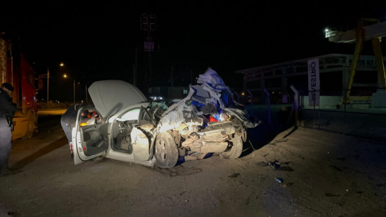 Tıra Arkadan &Ccedil;arpan Otomobil Hurdaya D&ouml;nd&uuml;: Olay Yerinde Hayatını Kaybetti