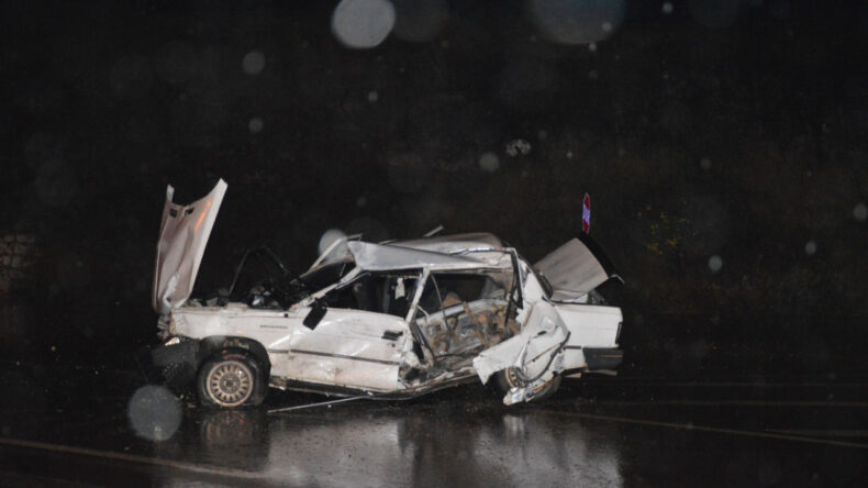 Tıra &ccedil;arpan otomobilde sıkıştılar: 4 yaralı