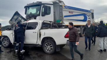 Tokat'ta Kamyonet ve Kamyon &Ccedil;arpıştı: 1 &Ouml;l&uuml;, 2 Yaralı