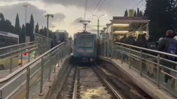 Topkapı'da Tramvay Raydan &Ccedil;ıktı, Yolcular G&uuml;venle Tahliye Edildi