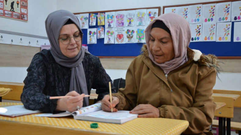 Torununa &Ouml;ğretebilmek İ&ccedil;in 64 Yaşında Kursa Yazıldı