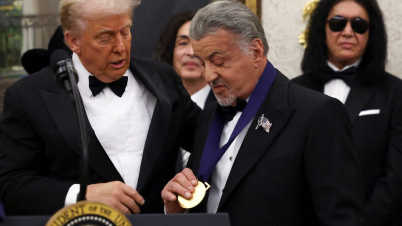 Trump, &Uuml;nl&uuml; İsimleri Ağırladı: Madalyada Dikkat &Ccedil;eken Ayrıntı