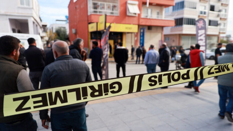 &Uuml;&ccedil; kişiyi &ouml;ld&uuml;rd&uuml;, vurularak yakalandı
