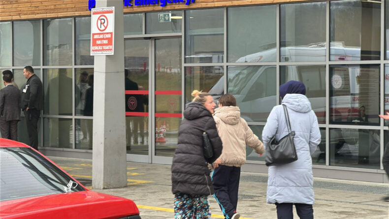 &Uuml;cretsiz Dağıtılan &Ccedil;ikolata, &Ouml;ğrencileri Hastaneye Taşımak Zorunda Bıraktı