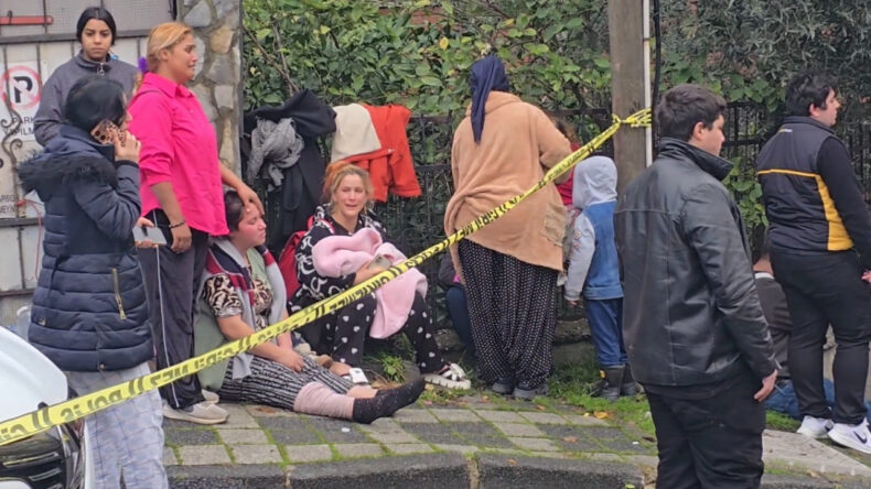 &Uuml;mraniye'de &Ccedil;atı Yangını: Yan Binalara Sı&ccedil;radı