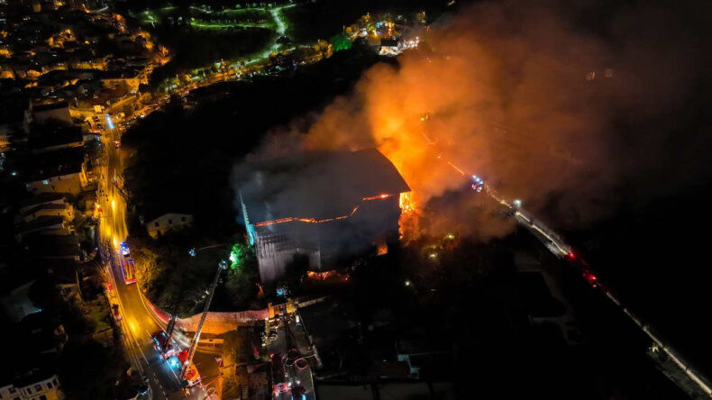 &Uuml;sk&uuml;dar'da Tarihi Ahşap K&ouml;şkte Yangın Kontrol Altına Alındı