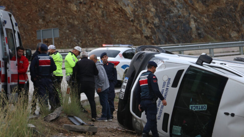 Yağışlı Yolda Minib&uuml;s Devrildi: 7 Yaralı
