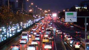 Yağmur ve Pazartesi Birleşti: İstanbul Trafiği Adeta Kilitlendi