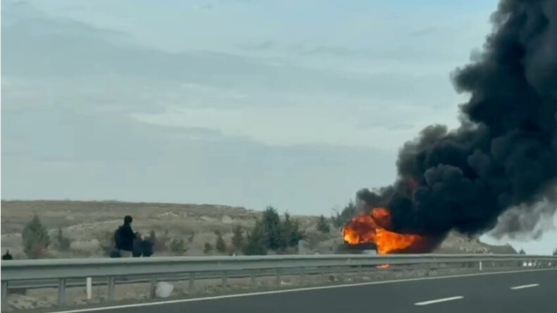 Yangın G&uuml;venli Bir Şekilde S&ouml;nd&uuml;r&uuml;ld&uuml;: Seyir Halindeki Otob&uuml;s Tahliye Edildi