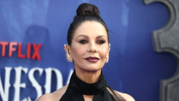 Yaşlandığı Eleştirilen &Uuml;nl&uuml; Yıldız Catherine Zeta-Jones'a Kadınlardan Destek Yağıyor