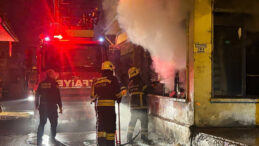 İş yeri yangınında panik anları: Camları kırıp m&uuml;dahale ettiler