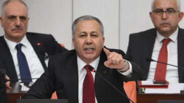 Yerlikaya, CHP'ye 5 bin polisle ablukayı b&ouml;yle savundu: 'Ne oldu, tornistan yaptınız'