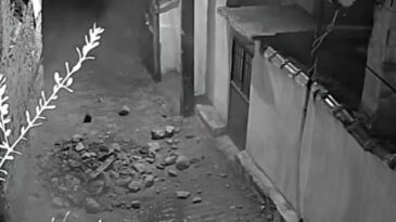 Yıkılmayı Bekleyen Bina Duvarı Gece &Ccedil;&ouml;kt&uuml;
