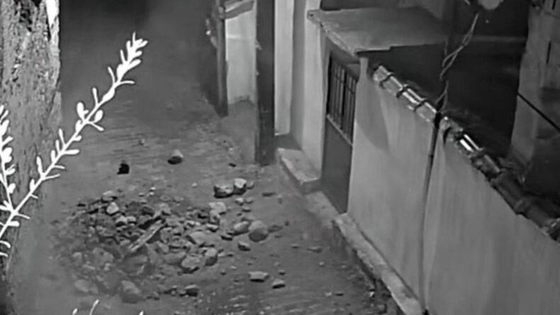 Yıkılmayı Bekleyen Bina Duvarı Gece Çöktü