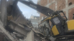 Yıktığı evin altında kaldı