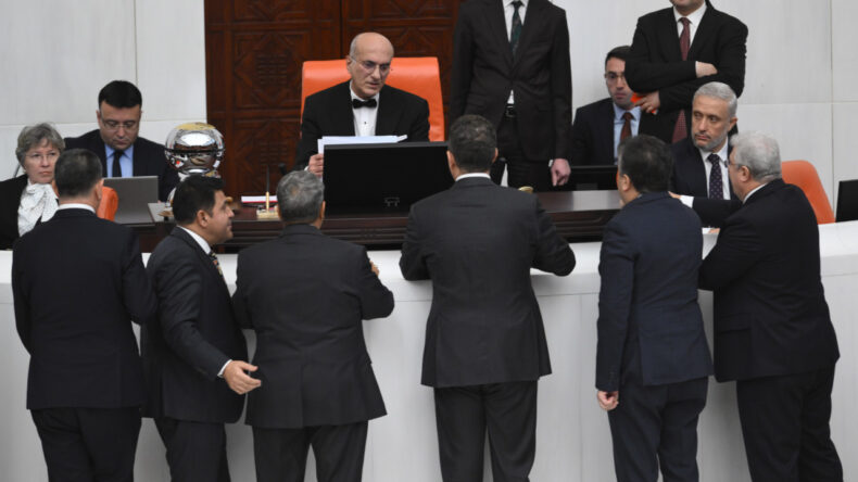 Yoklama Tartışması: CHP'li Milletvekilleri Varlıklarını G&ouml;sterdi, AKP Yok