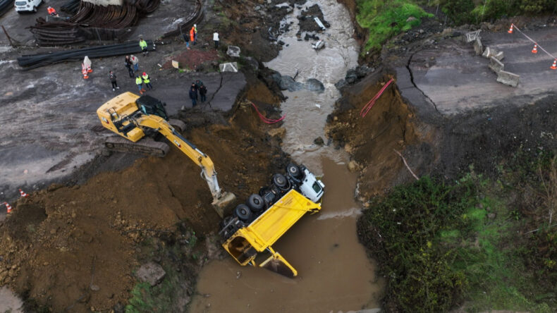 Yol Çöktü, Araçlar Dereye Uçtu