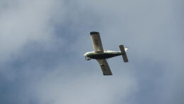 Yolcu U&ccedil;ağı Savaş Jetine &Ccedil;arpışmaktan Kurtuldu