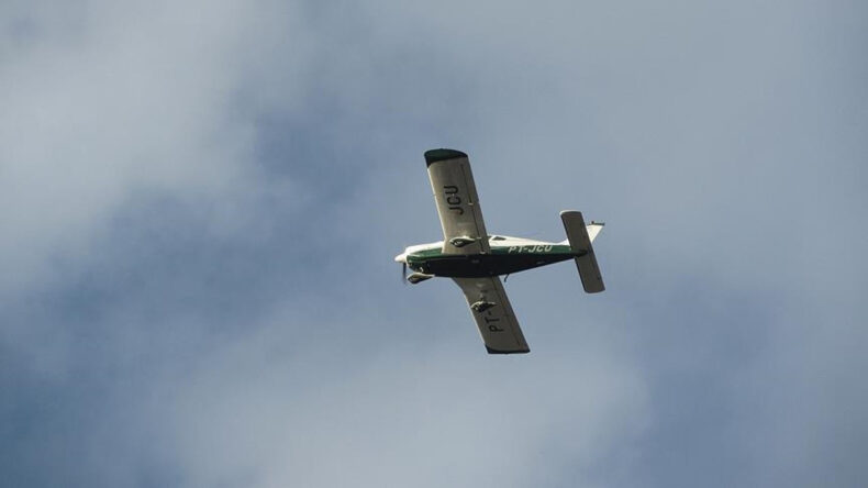 Yolcu U&ccedil;ağı Savaş Jetine &Ccedil;arpışmaktan Kurtuldu