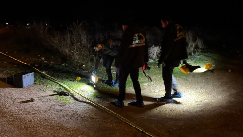 Yolda &Ouml;l&uuml; Bulunan Kişinin Karnında Kesici Alet Yarası Var