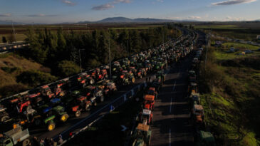 Yunanistan'da &Ccedil;ift&ccedil;iler Protesto G&ouml;sterisi D&uuml;zenledi