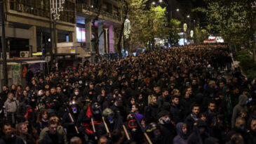 Yunanistan'da Protesto: Polis Tarafından &Ouml;ld&uuml;r&uuml;len Gen&ccedil; İ&ccedil;in Anma Y&uuml;r&uuml;y&uuml;ş&uuml;
