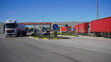 Yunanistan'daki &Ccedil;ift&ccedil;i Eylemleri T&uuml;rkiye&ndash;Avrupa Hattını Kilitledi