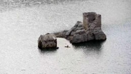 Yusufeli Barajı&rsquo;nda Sular Geri &Ccedil;ekildi: Orta &Ccedil;ağ Kalesine Kano İle Keşif