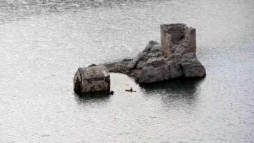 Yusufeli Barajı&rsquo;nda Sular Geri &Ccedil;ekildi: Orta &Ccedil;ağ Kalesine Kano İle Keşif