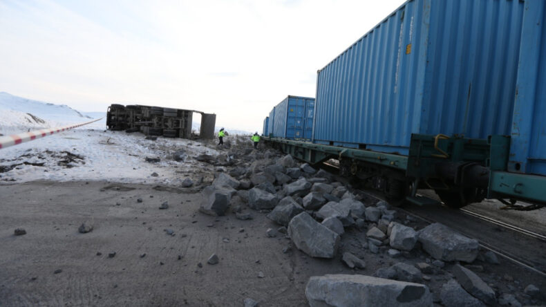 Yük Treni Kamyonete Çarptı