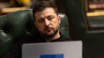Zelenskiy: Ruslar &ouml;l&uuml;lerini saymaz ama kaybettikleri her dolar ve avroyu sayarlar