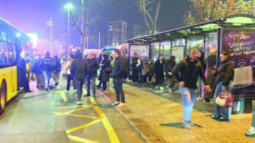 Zifiri Karanlıkta Yola D&uuml;ş&uuml;yoruz