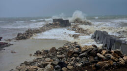 Zonguldak&rsquo;ta Fırtına Kıyıyı Vurdu: Dalgalar D&ouml;rt Metreye Ulaştı