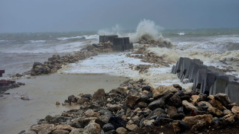 Zonguldak&rsquo;ta Fırtına Kıyıyı Vurdu: Dalgalar D&ouml;rt Metreye Ulaştı