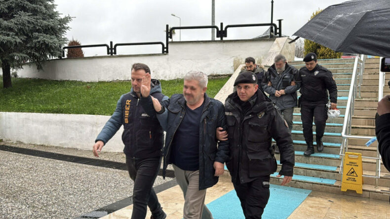 'Sakaraltı Sakar&uuml;st&uuml;'ne y&ouml;nelik operasyon: Siyasi hakaret edenler adliye yolunda