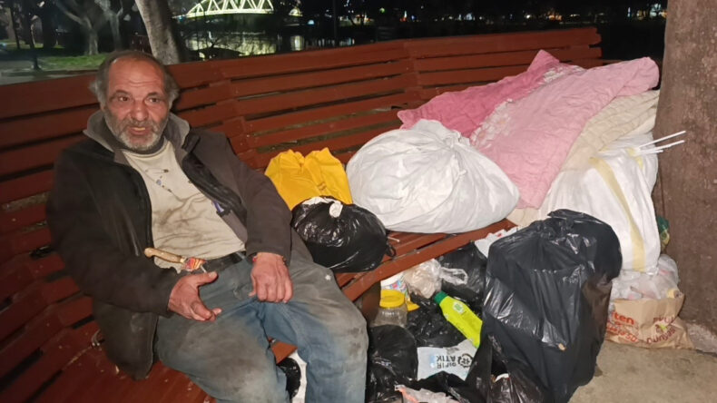 2 Yıldır Banklarda Yaşıyor: Otel Teklifini Reddetti