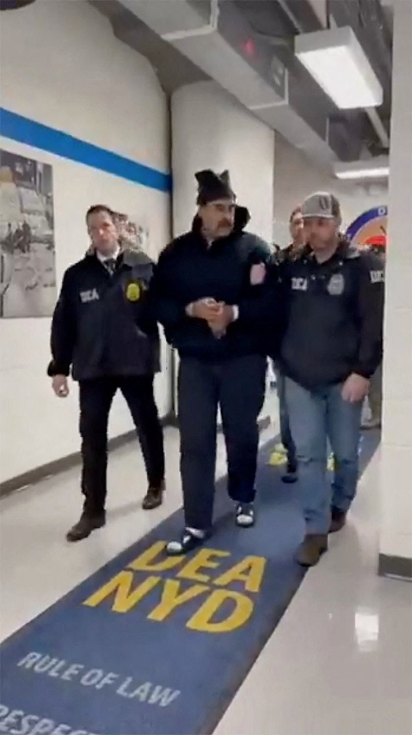 Maduro New York'ta kalın bir sweatshirt giydi.