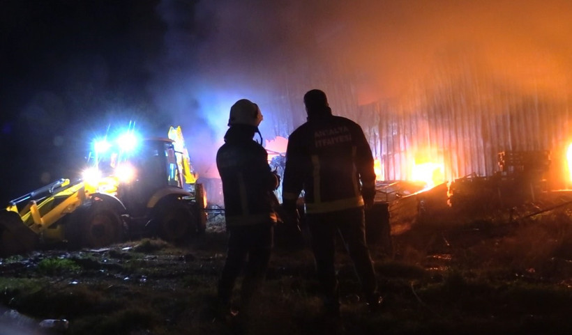 İtfaiye Ekipleri Yangınla Mücadelede