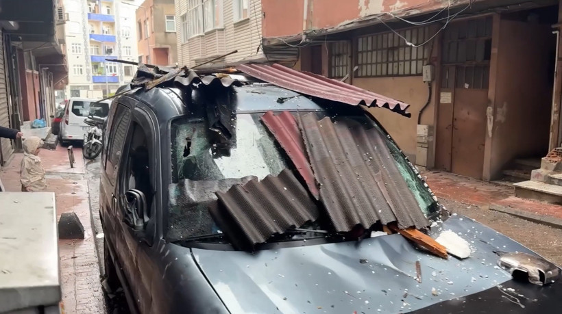 Düşen Çatı Parçaları