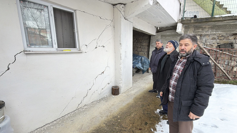 Çatlaklar oluşan evler