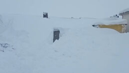 3 Metre Kar Yağdı, Hayvanlarının Bulunduğu Ahırın Kapısını Bulamadı